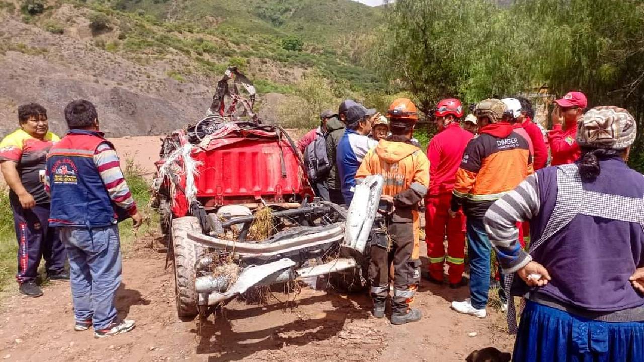 Brigadas de emergencia buscan a conductor tras embarrancamiento de su vehículo  