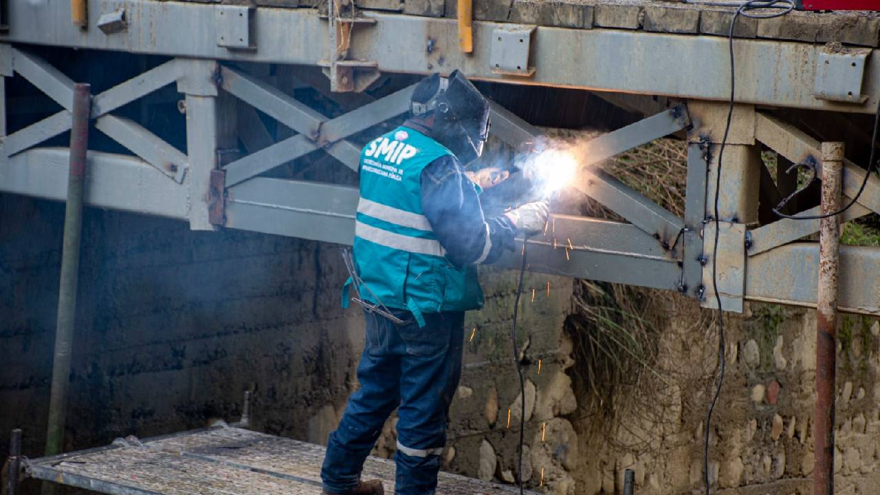Reparación del puente Aruntaya tras impacto de topadora por desborde del río principal