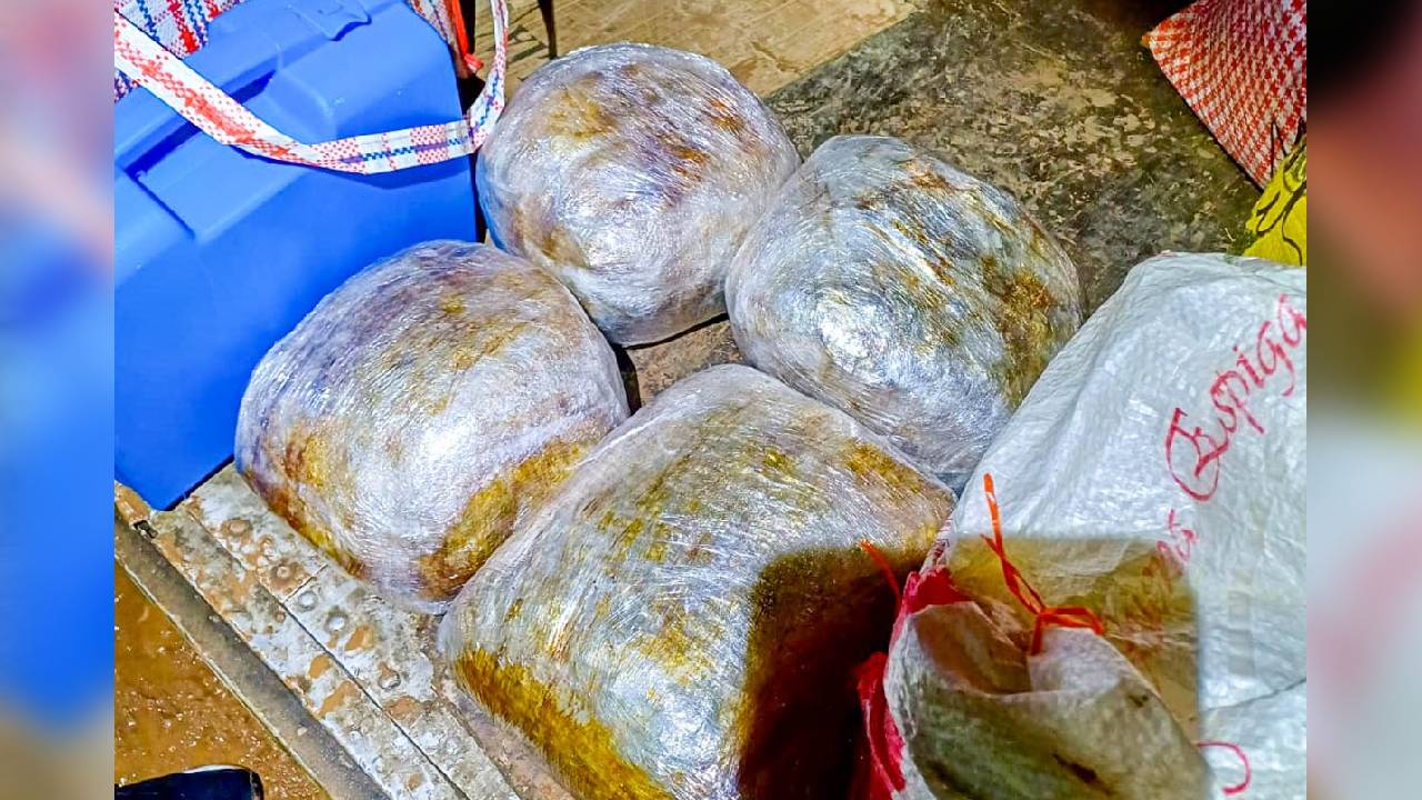 Cochabamba: Aduana Nacional incauta paquetes de marihuana y cajas de cigarillos
