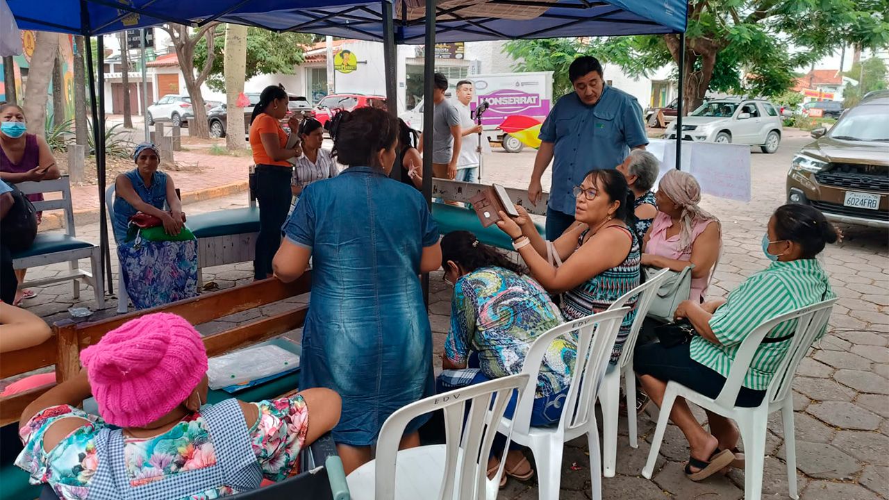 Reunión entre secretario de salud y padres de familia que bloquean Oncológico en demanda de nuevo hospital