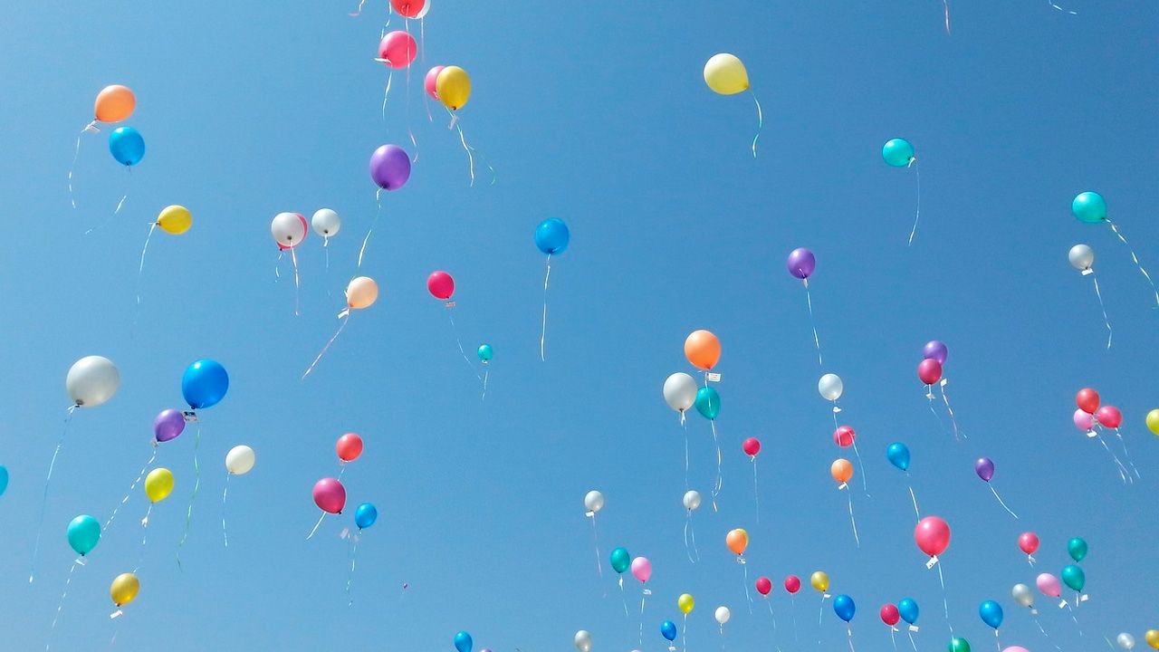 Legislatura de Florida prohíbe la liberación de globos para proteger el medio ambiente
