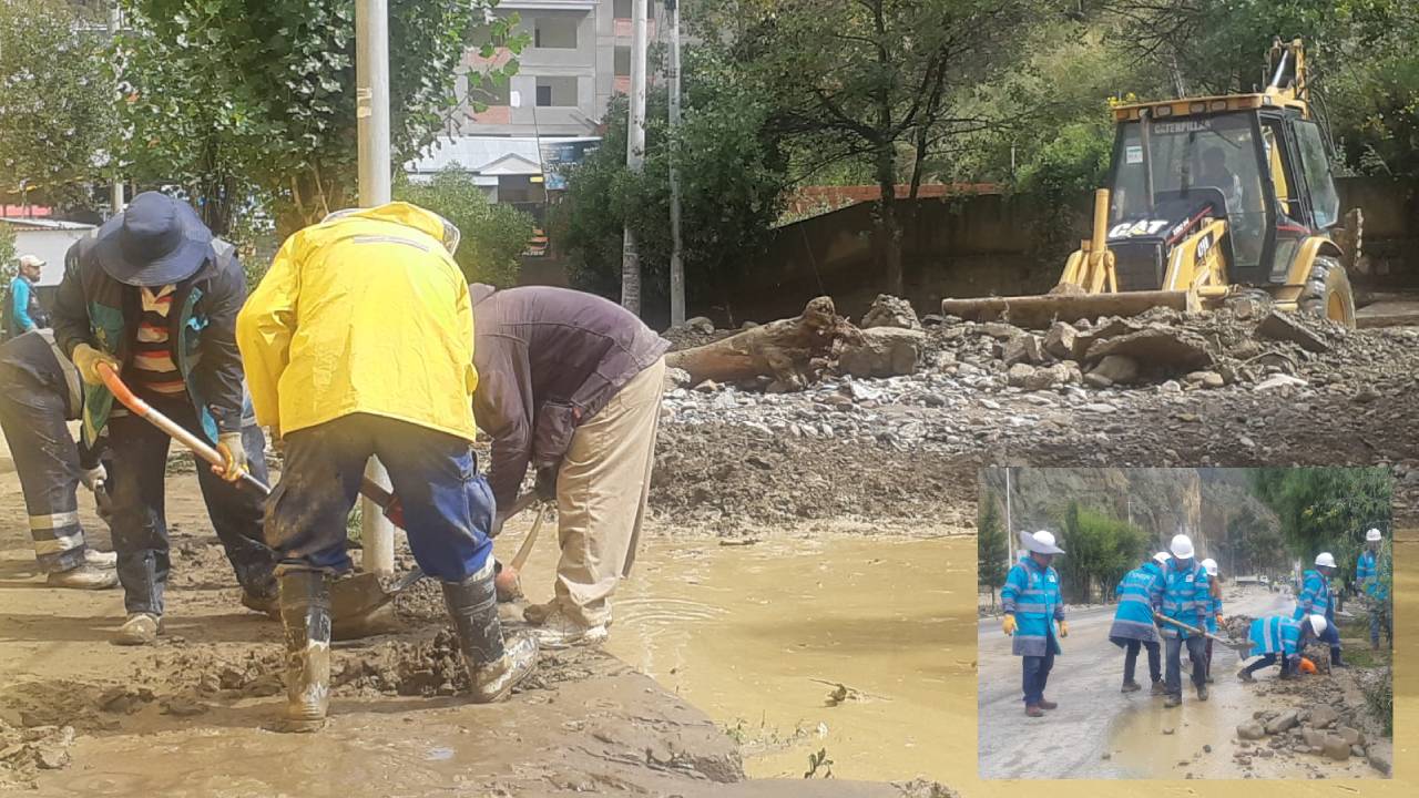 Obreros y administrativos ediles limpian las vías tras el desborde del río Huayllani