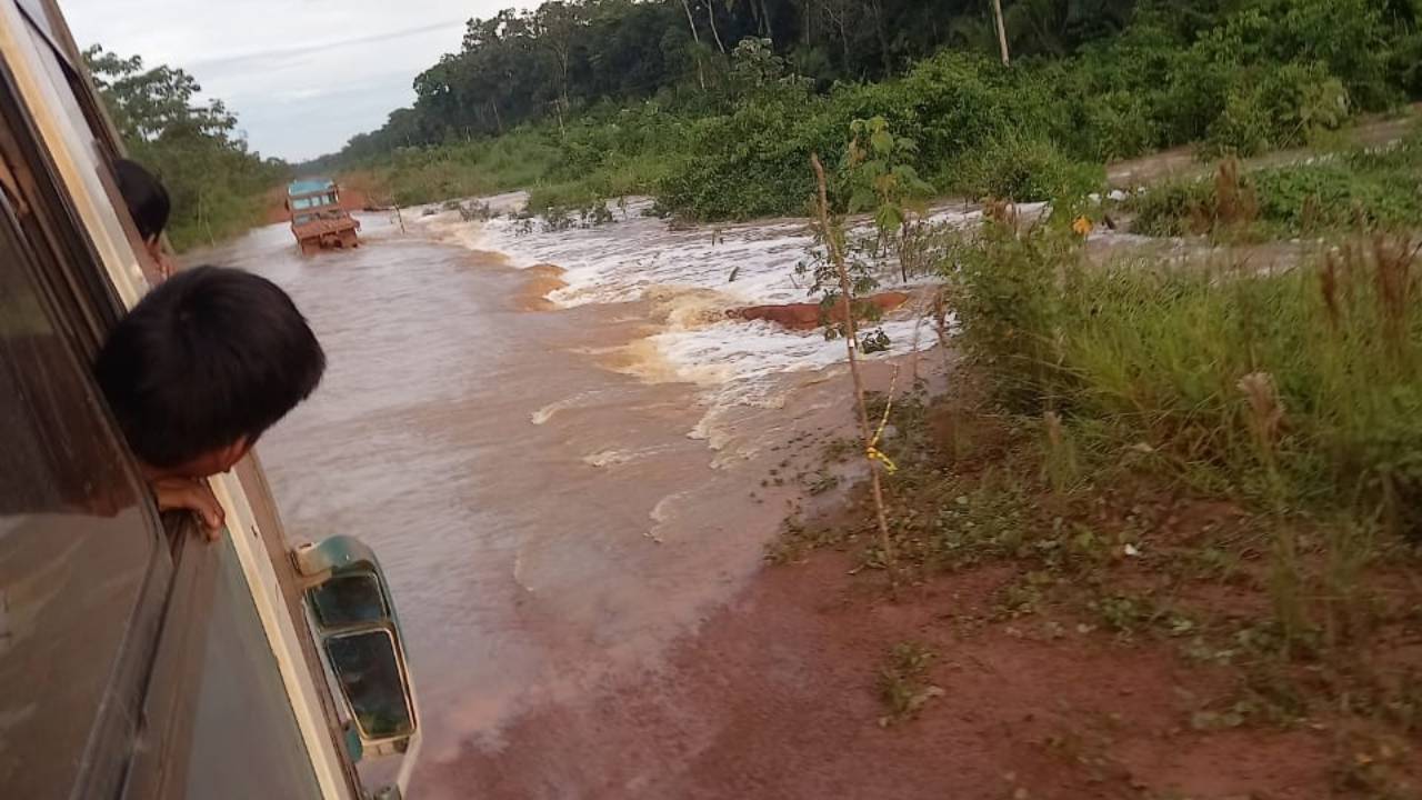 Corte de carretera en Pando debido a crecida del Río: Problemas para chóferes y pasajeros