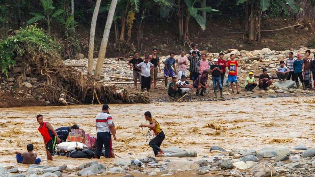 Inundaciones y deslizamientos en Indonesia causan la pérdida de 26 vidas